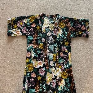 Floral Print kimono with pockets.